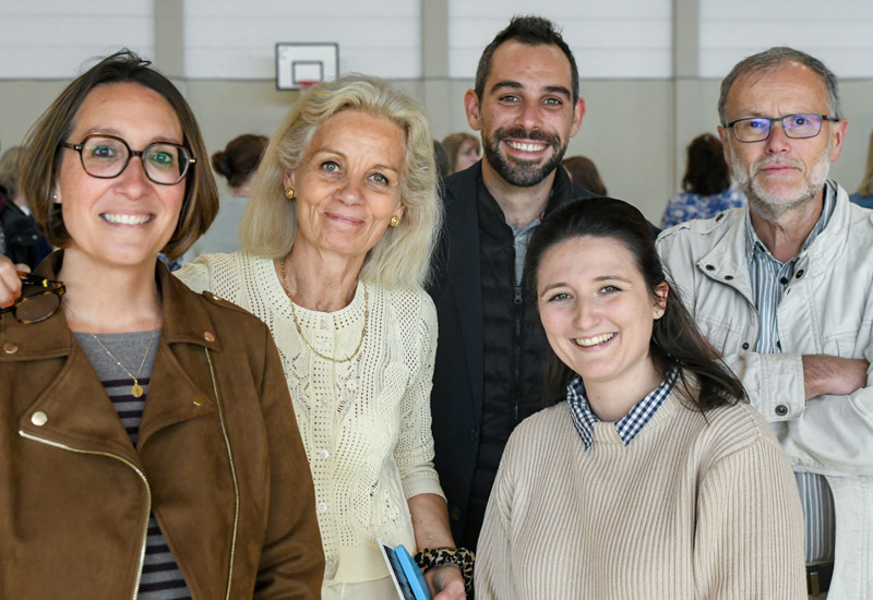 Une photo de groupe de 5 collaborateurs du siège d'APJAH Yvelines.